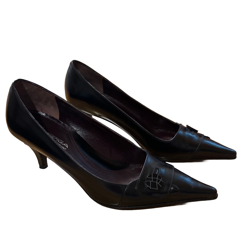 Work pointy button black pumps